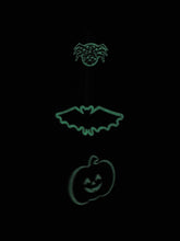 Load image into Gallery viewer, Halloween Hanging Decorations Handmade Glow In the Dark Bat, Spider, Pumpkin Set Of 3 HBUN2 Harbourside Gifts
